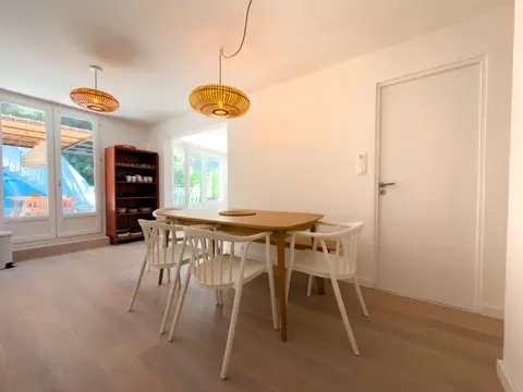 Photo de l'espace repas, maison Calanca à Niolon