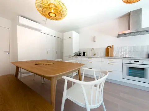 Photo de l'espace repas, maison Calanca à Niolon