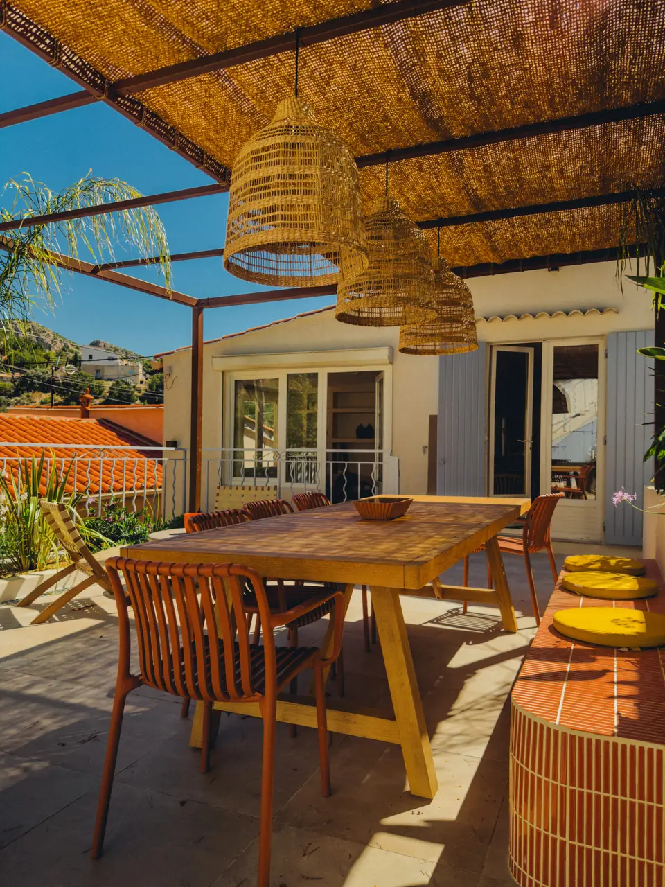 La grande terrasse sous la canisse, dressée pour le dîner