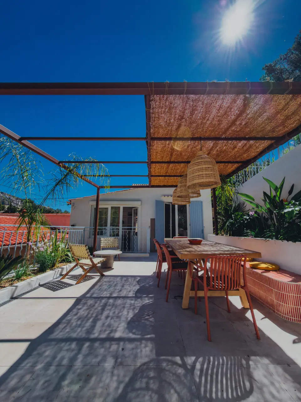 La grande table de la terrasse basse, sous la pergola