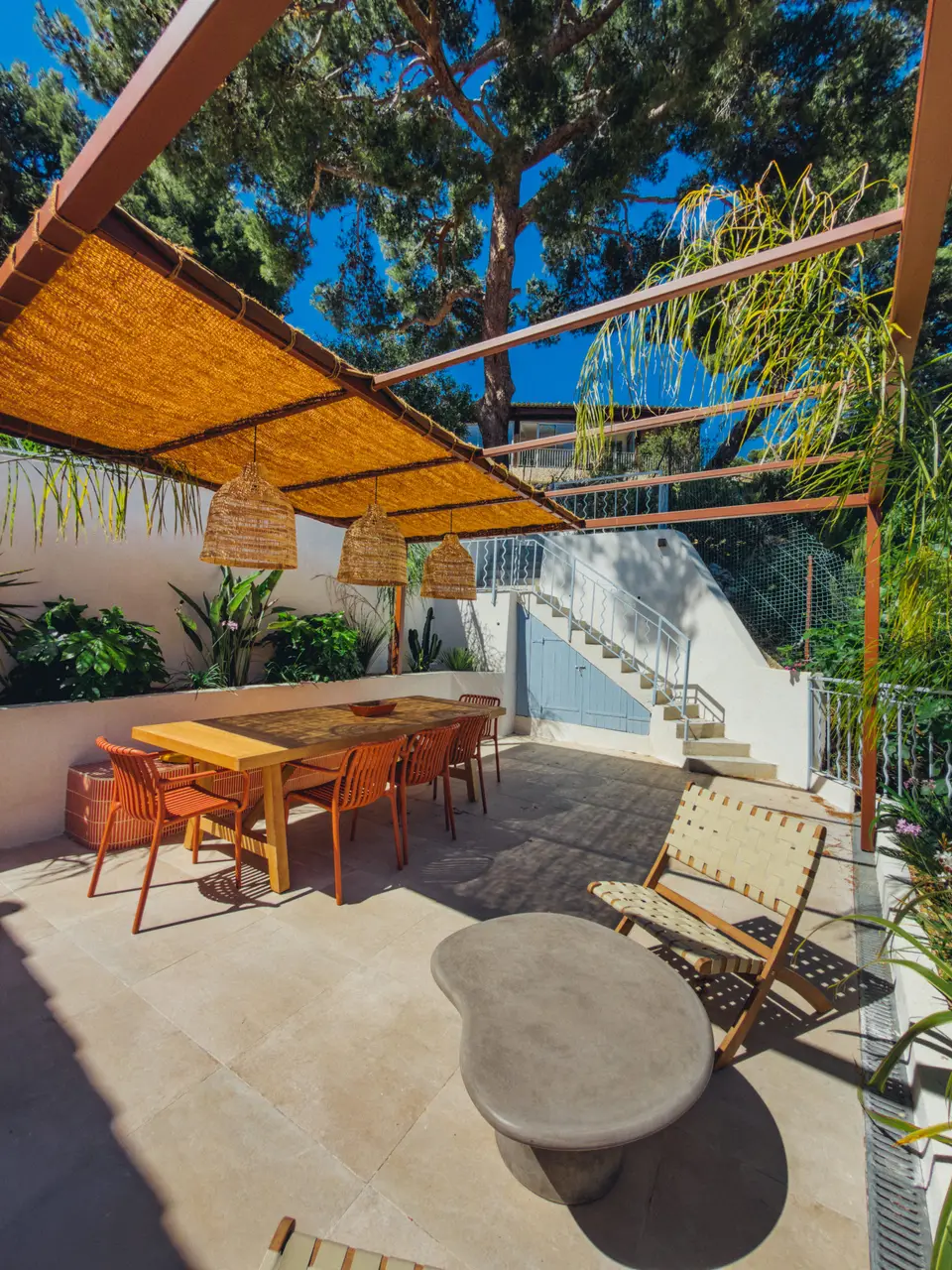La terrasse basse sous la pergola