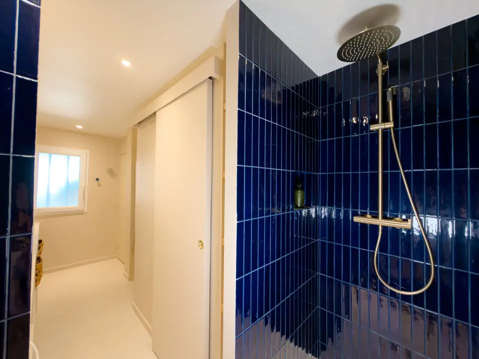 La douche en zellige bleu nuit